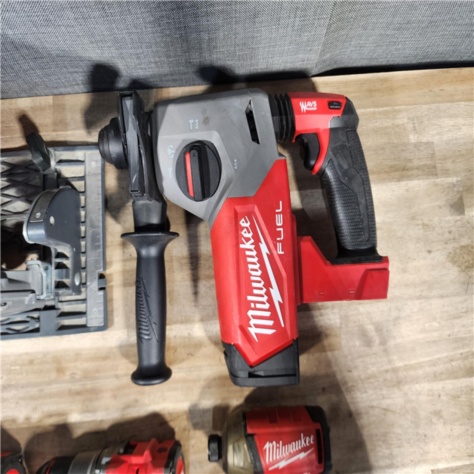 HOUSTON LOCATION - AS-IS Milwaukee 5 Tool Combo Kit W/ (2) Battery & Charger