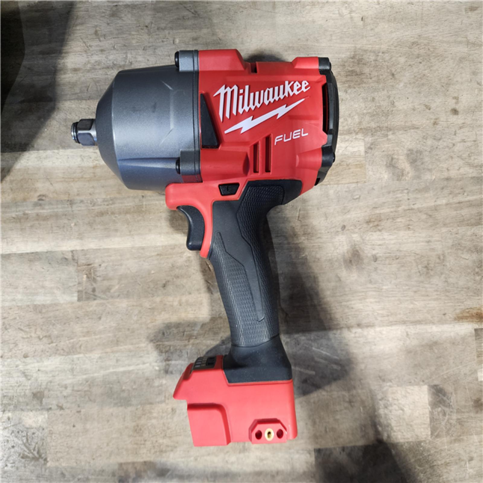 Milwaukee M18 FUEL 18-Volt Lithium-Ion Brushless Cordless 1/2 in. Impact Wrench with Friction Ring W/ BATTERY & CHARGER