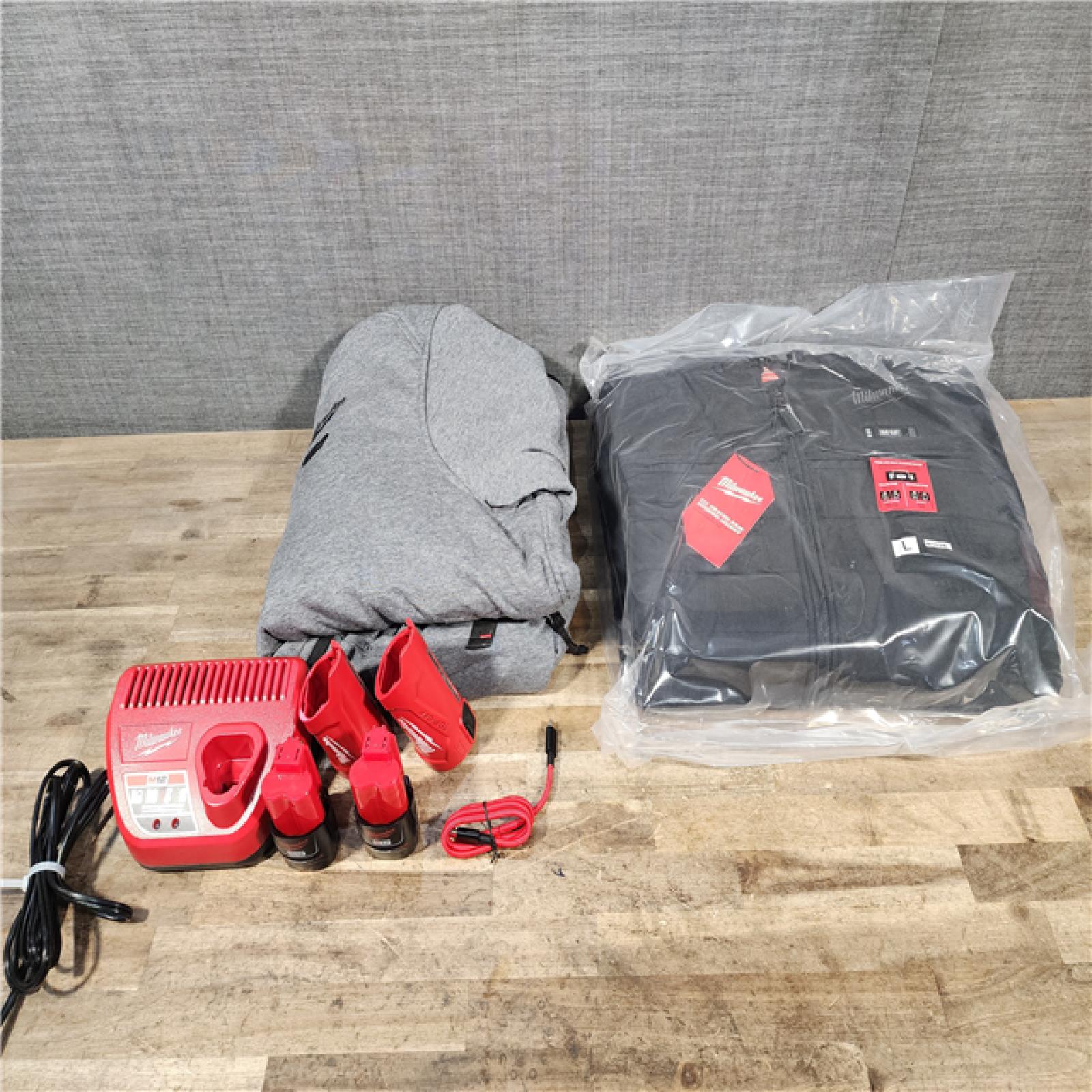 HOUSTON LOCATION - AS-IS MILWAUKEE 2 HEATED CLOTHING COMBO KIT