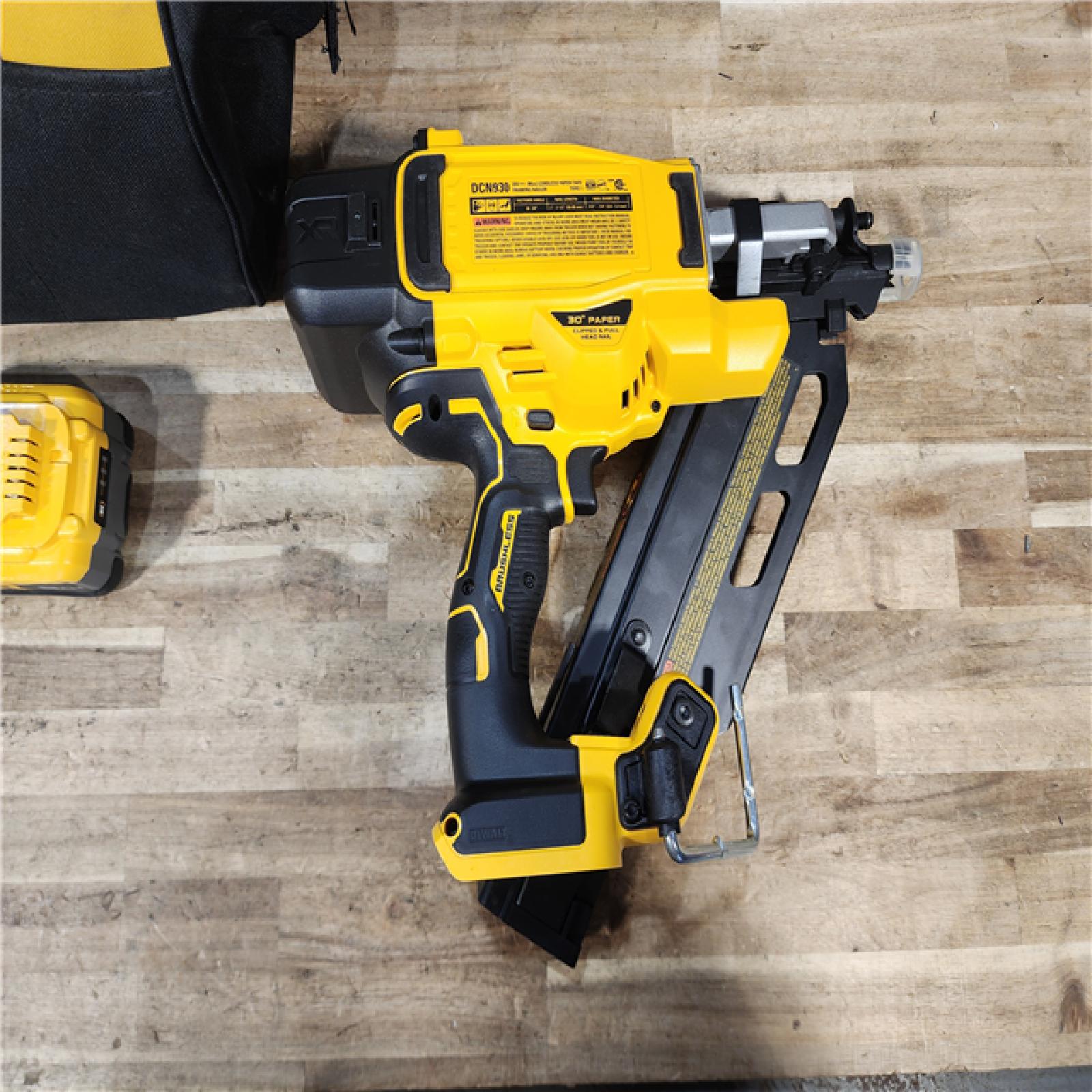 HOUSTON LOCATION - AS - IS DEWALT 20-Volt 30° Cordless Framing Nailer Kit