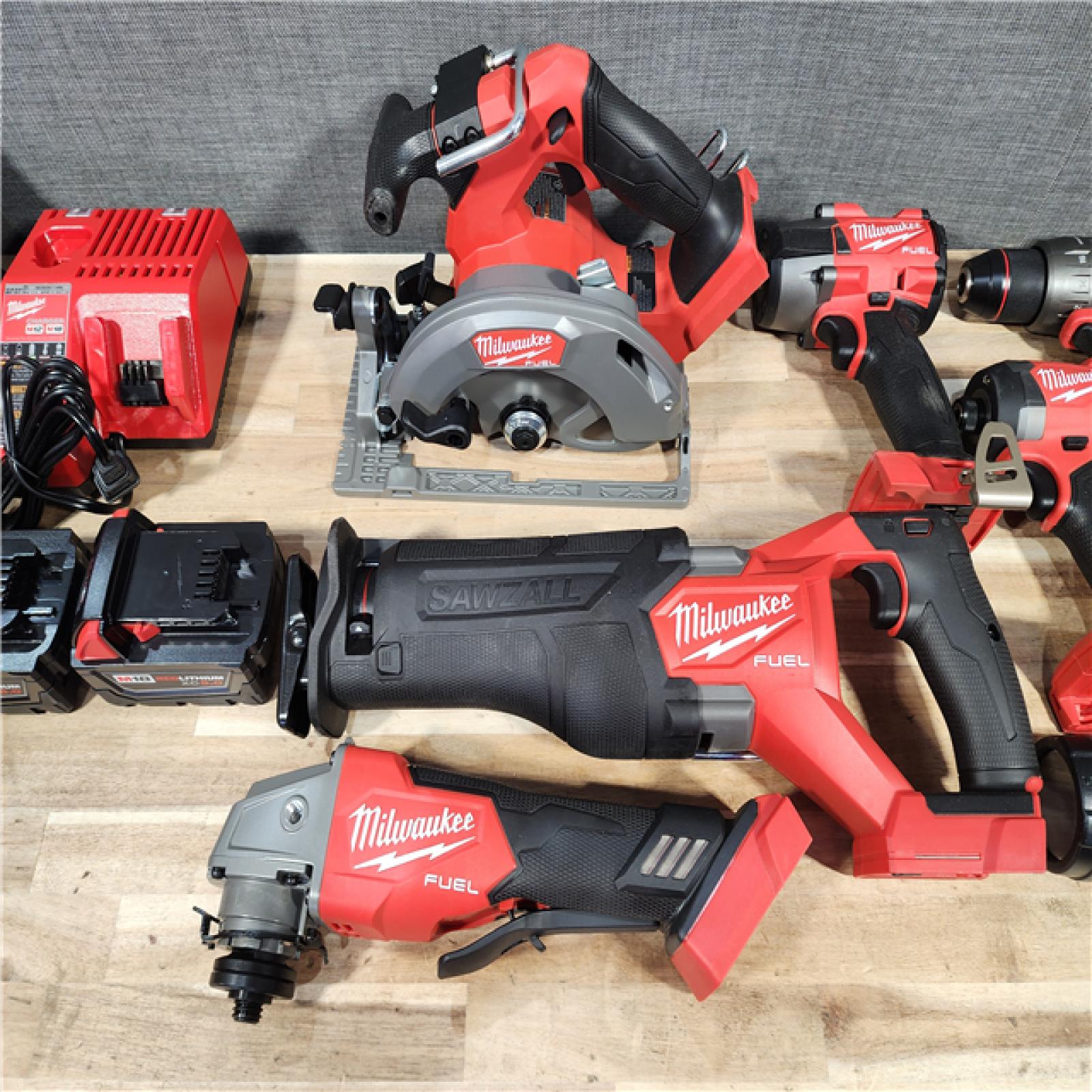 HOUSTON LOCATION - AS-IS (APPEARS LIKE NEW) Milwaukee FUEL 18V Lithium-Ion Brushless Cordless Combo (7-Tool) Kit