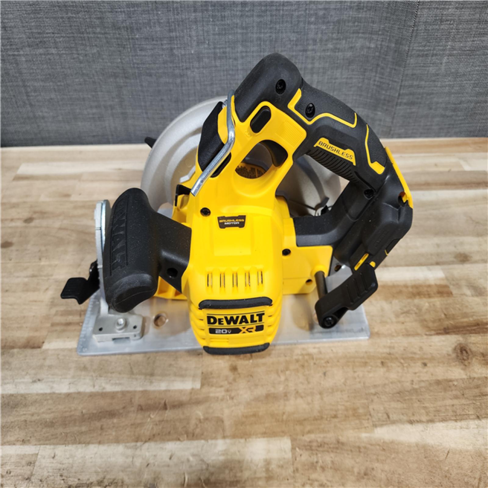 HOUSTON LOCATION - AS-IS DEWALT 20-Volt MAX 7-1/4 in. Cordless Circular Saw (Tool Only)