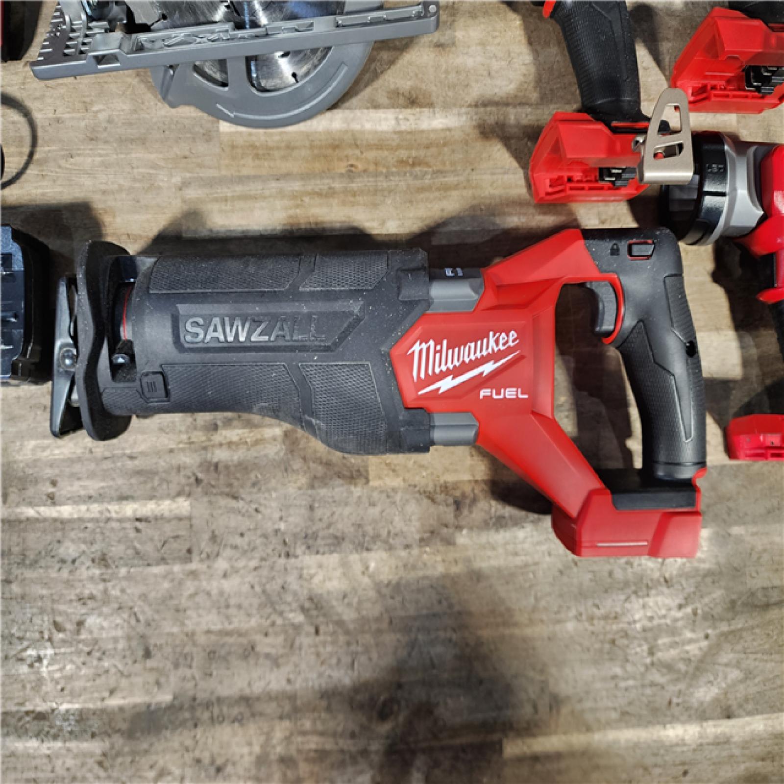 HOUSTON LOCATION - AS-IS Milwaukee 5 Tool Combo Kit W/ (2) Battery & Charger