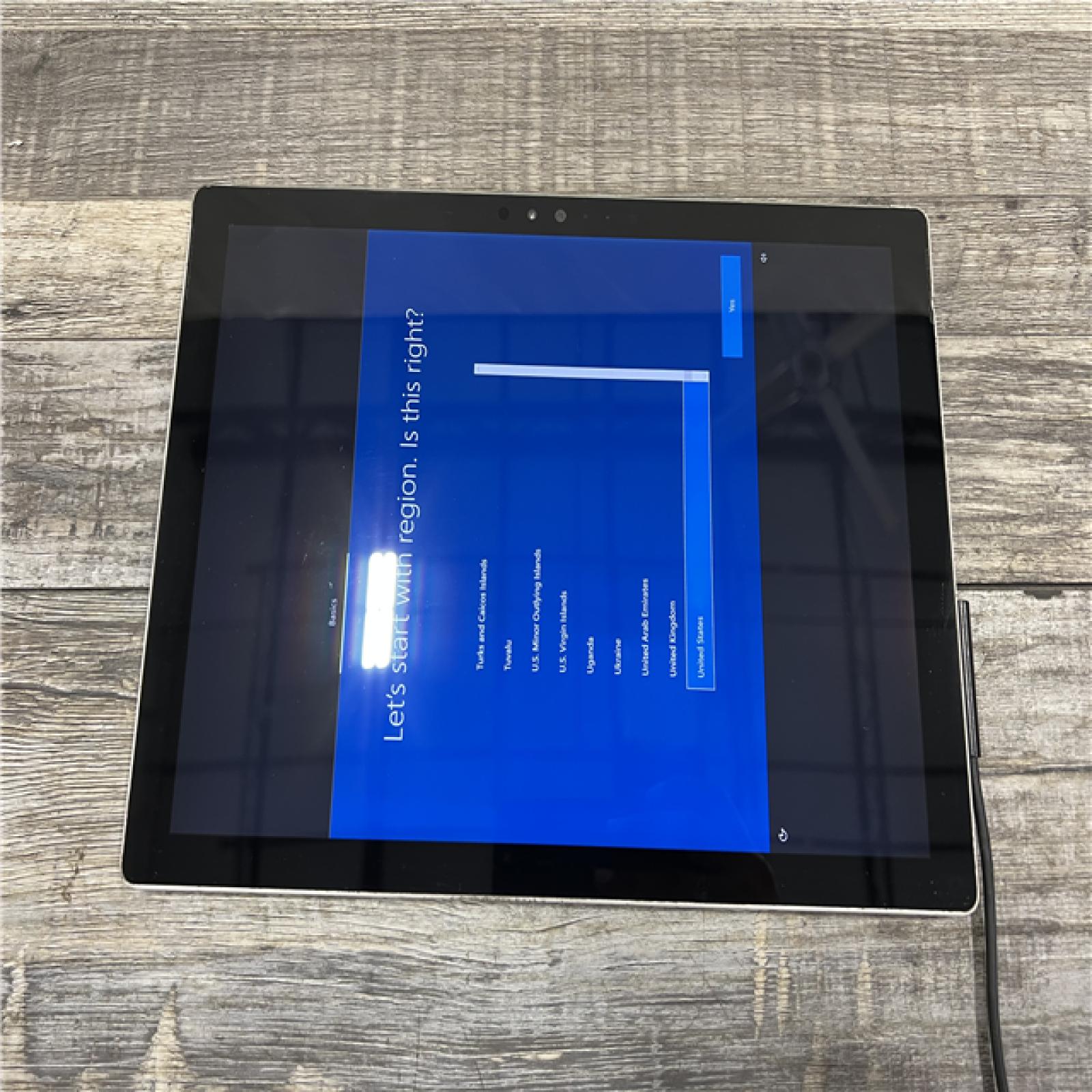 AS-IS Microsoft Surface Pro 4 12.3 Tablet 16GB / 256GB Intel Core i7 Windows 10 Pro