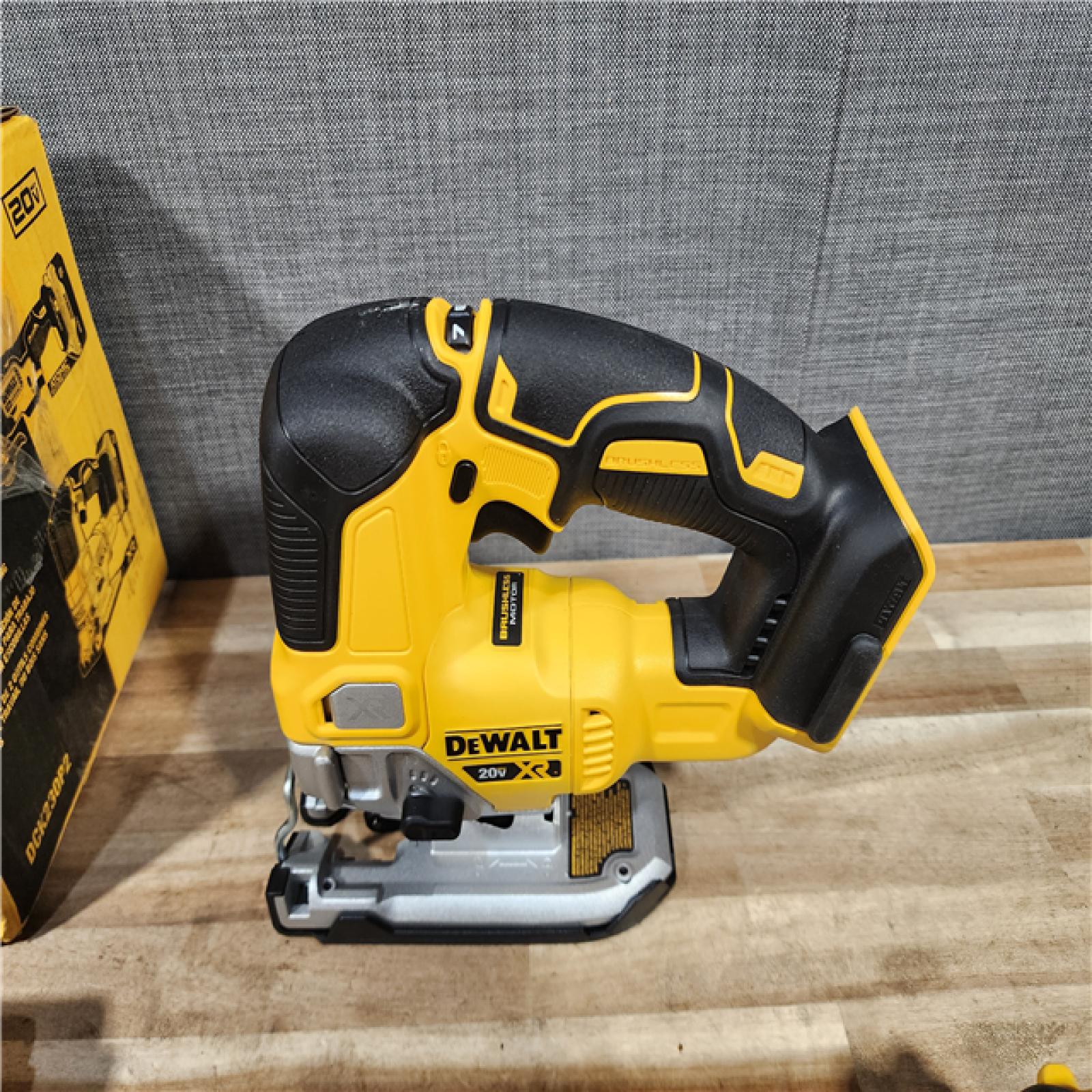 HOUSTON LOCATION - AS-IS (APPEARS LIKE NEW) DEWALT 20V Lithium-Ion 2-Tool Cordless Combo Kit