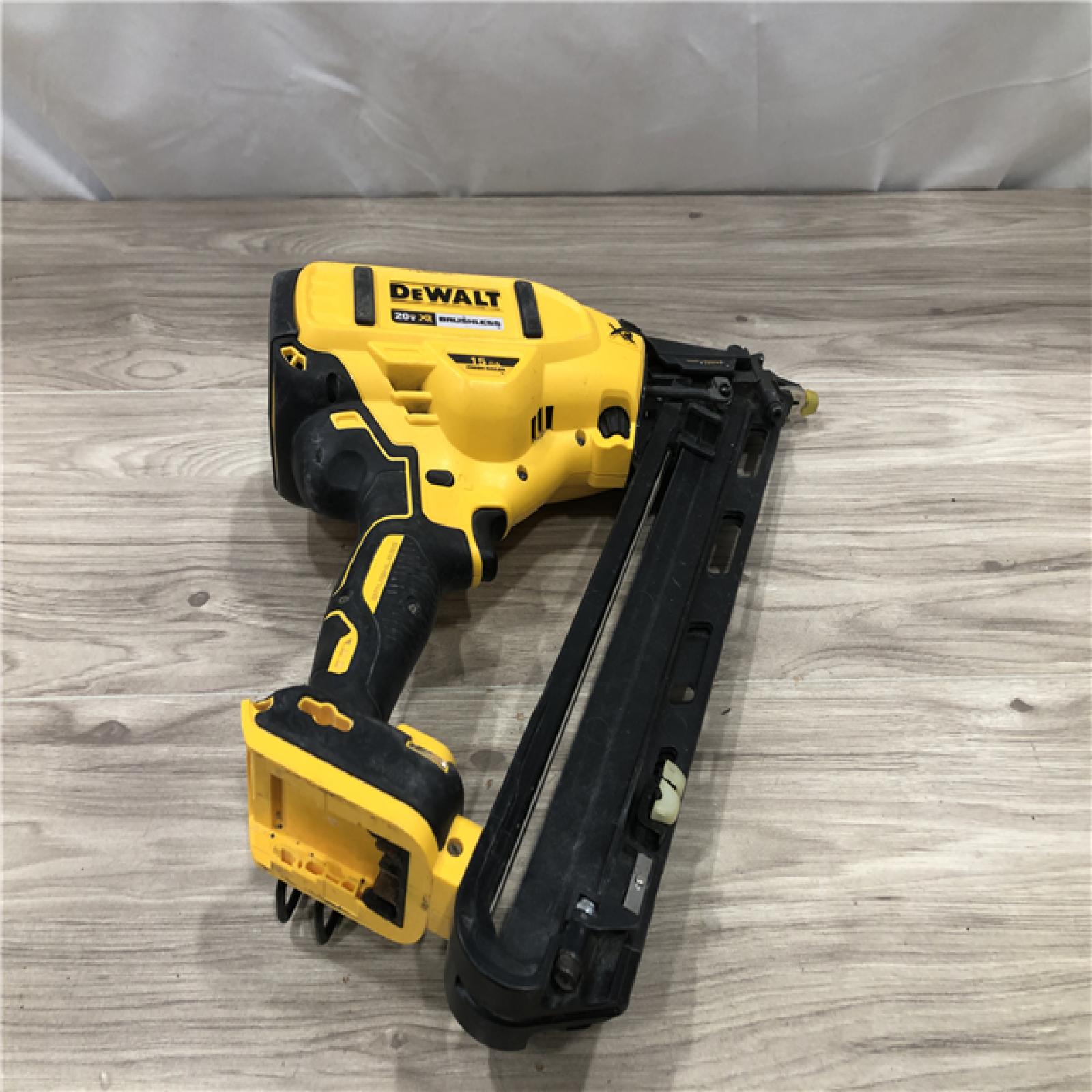 AS-IS DeWalt 15 GA ANGLED FINISH NAILER KIT