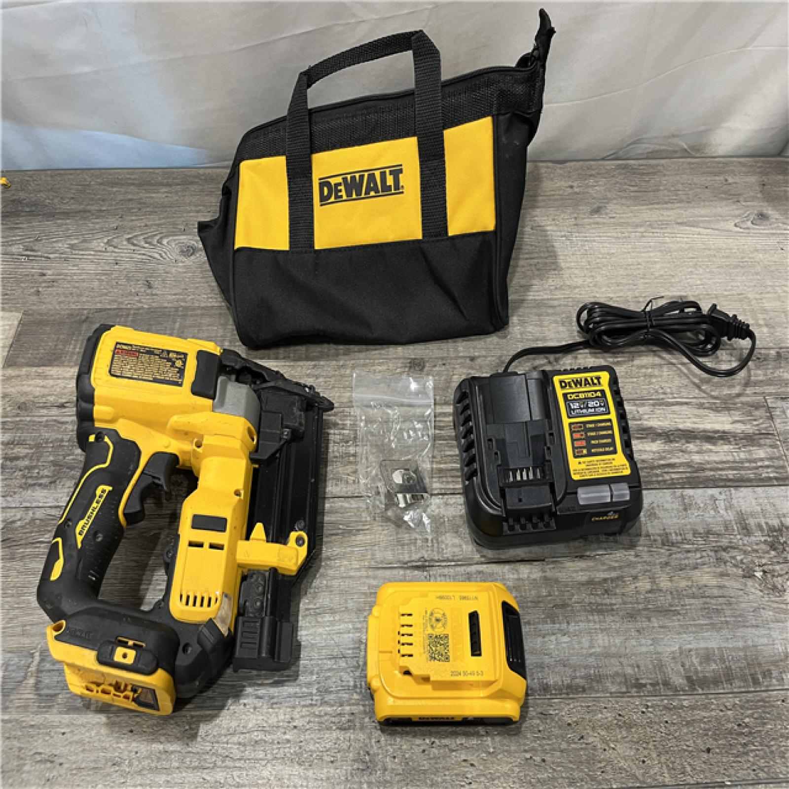 AS-IS DEWALT ATOMIC 20V MAX Lithium Ion Cordless 23 Gauge Pin Nailer Kit