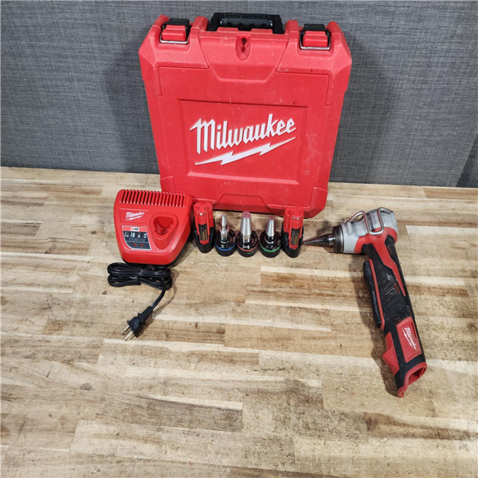 HOUSTON LOCATION - AS - IS Milwaukee Cordless PEX Expansion Tool Kit