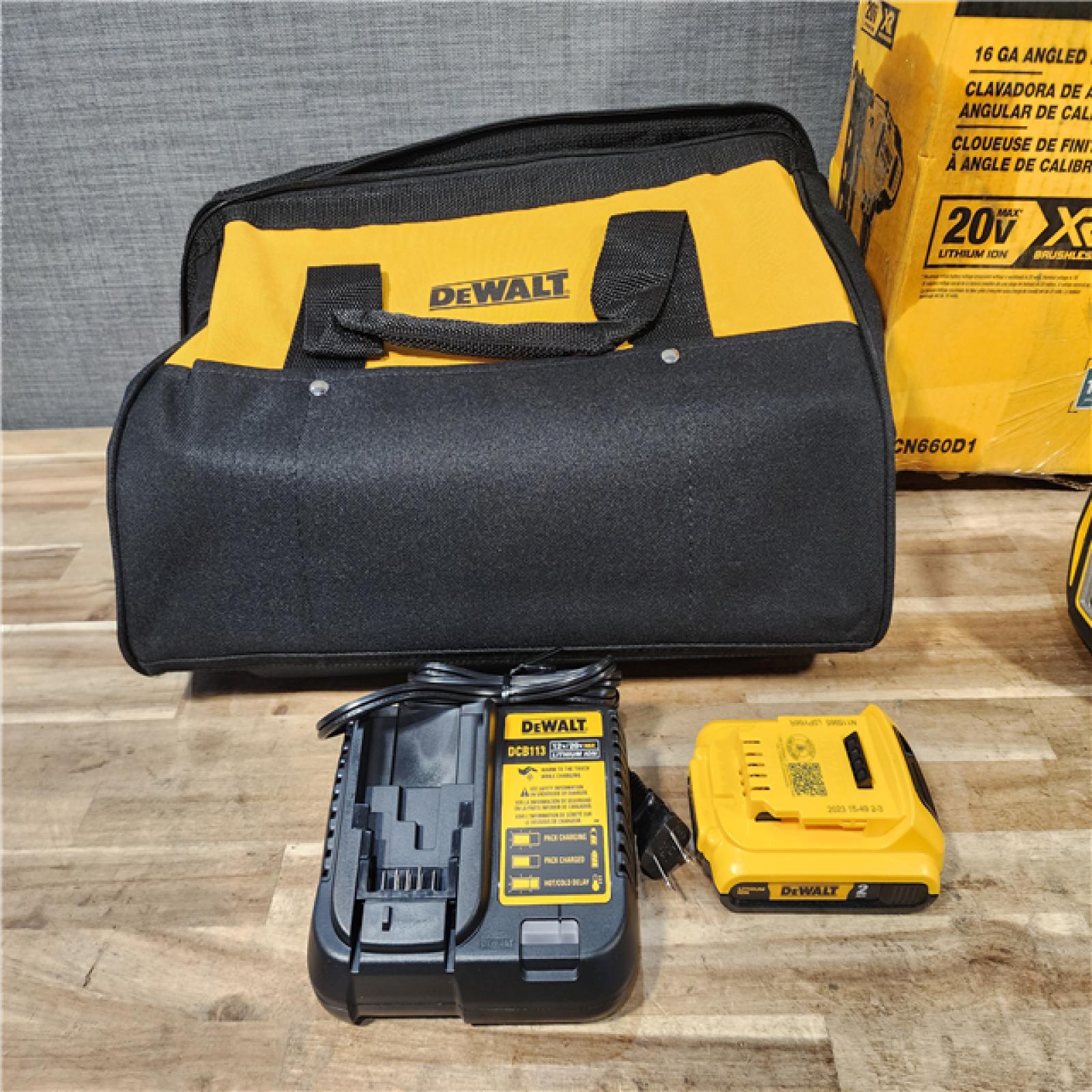 HOUSTON LOCATION - AS-IS DEWALT 20V MAX XR 16-Gauge Electric Cordless Angled Finishing Nailer Kit