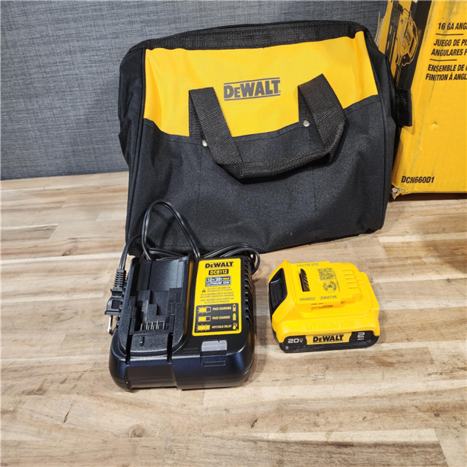 HOUSTON LOCATION - AS-IS DEWALT 20V MAX XR 16-Gauge Electric Cordless Angled Finishing Nailer Kit