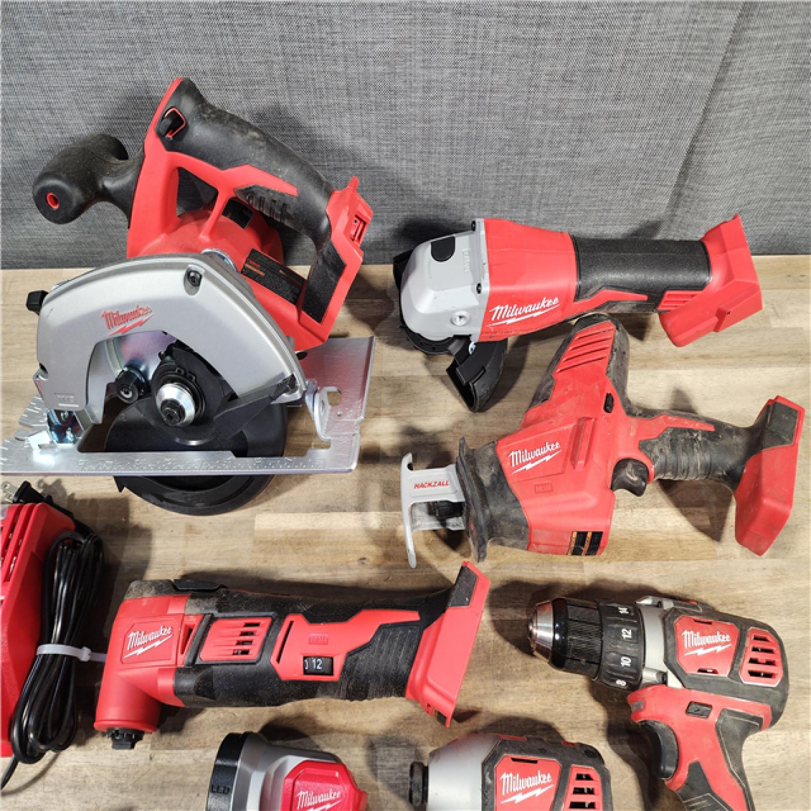 HOUSTON LOCATION - AS-IS MILWAUKEE 7 TOOL COMBO KIT W/ (2) BATTERY & CHARGER