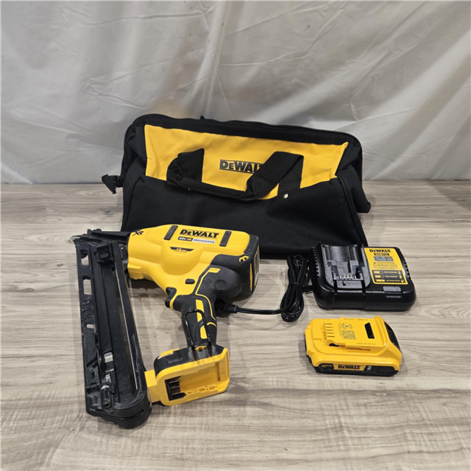 AS-IS DeWalt 15 GA ANGLED FINISH NAILER KIT