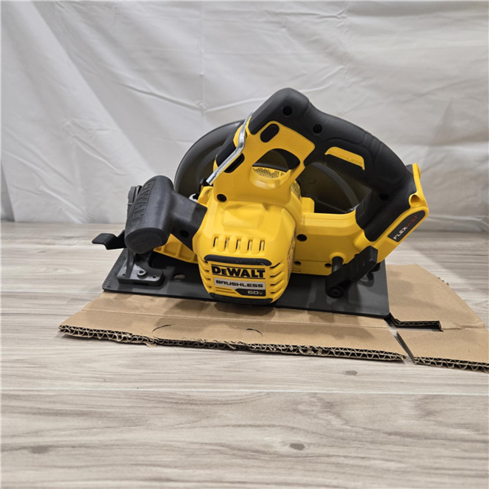 AS-IS DeWALT Flexvolt Max 7-1/4  60V Brushless Circular Saw DCS578B