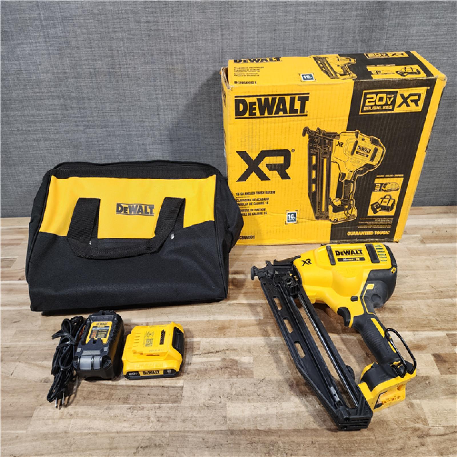 HOUSTON LOCATION - AS-IS DEWALT 20V MAX XR 16-Gauge Electric Cordless Angled Finishing Nailer Kit