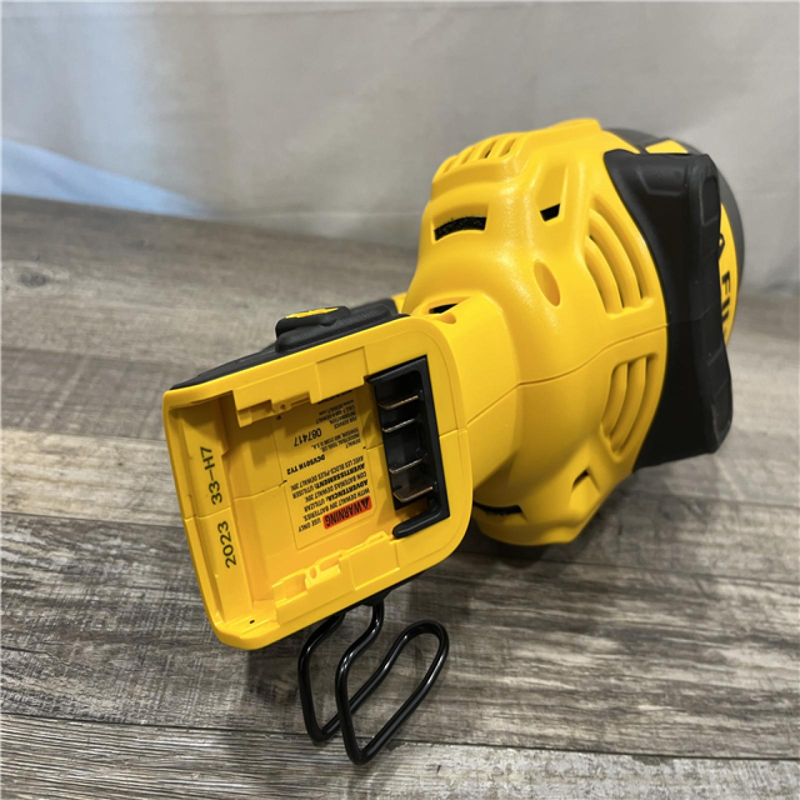 LIKE NEW - DEWALT Bagless 20V MAX Stick Cordless General Dirt Filter Handheld Vacuum (Tool Only)