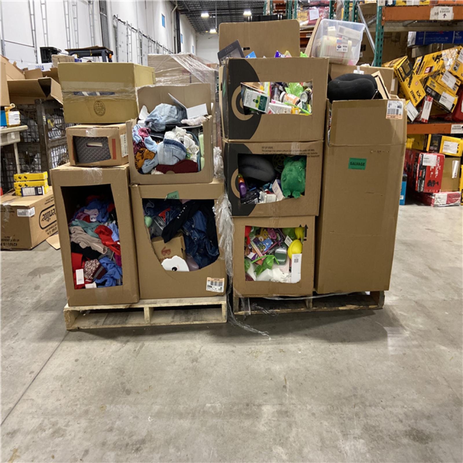 DALLAS LOCATION - BULLSEYE CLOTHING, HOME GOODS,  - LOT OF 2
