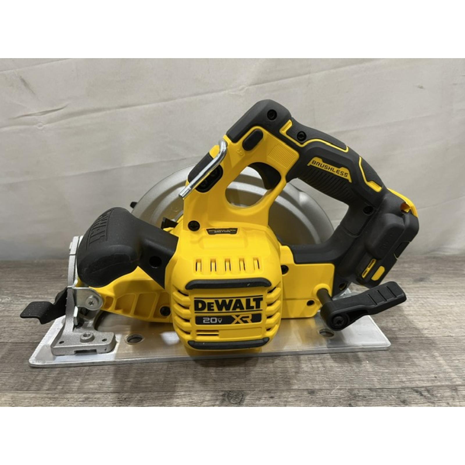 AS-IS DEWALT 20-Volt MAX 7-1/4 in. Cordless Circular Saw (Tool Only)
