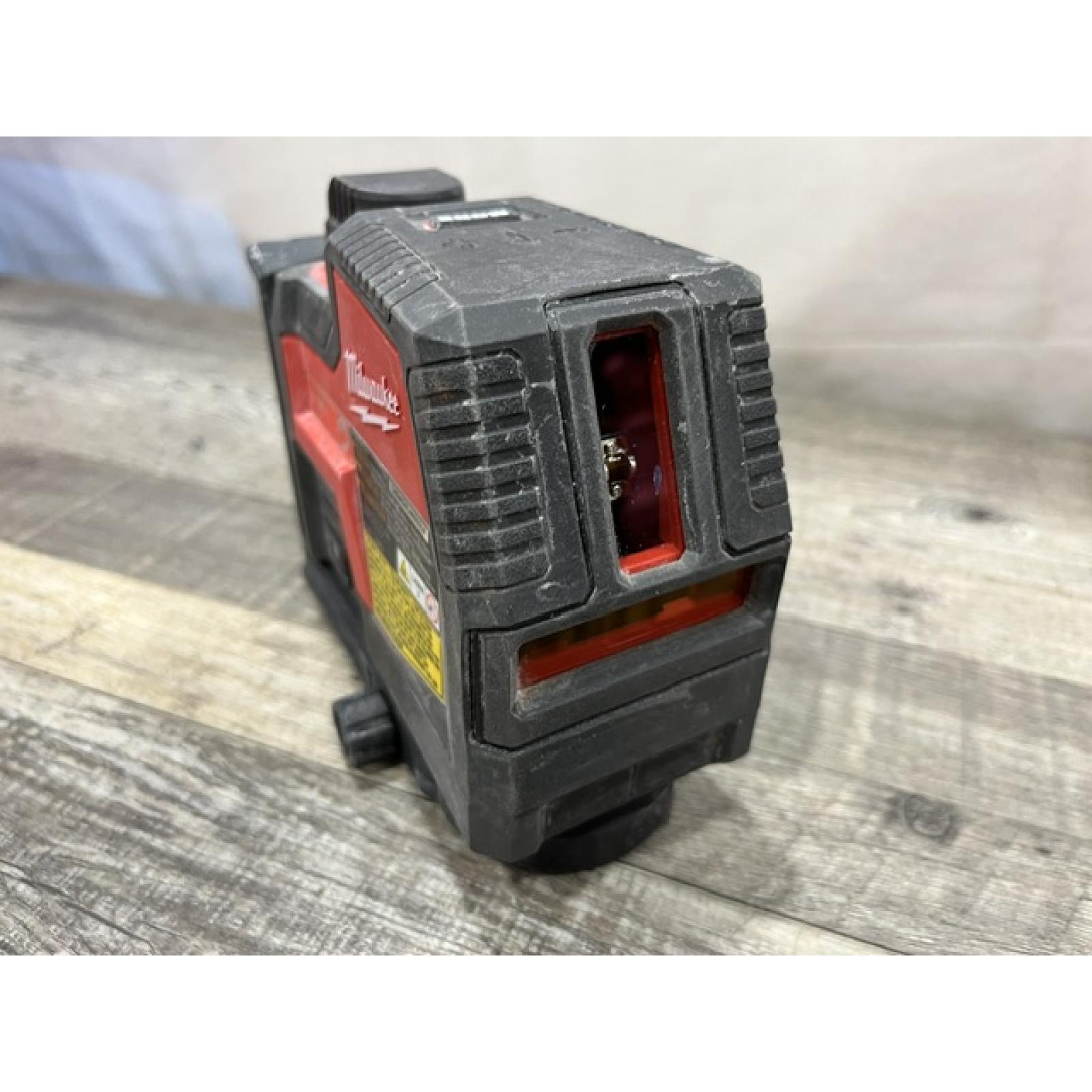 AS-IS Milwaukee 100 ft. REDLITHIUM Lithium-Ion USB Green Rechargeable Cross Line Laser Level with Charger