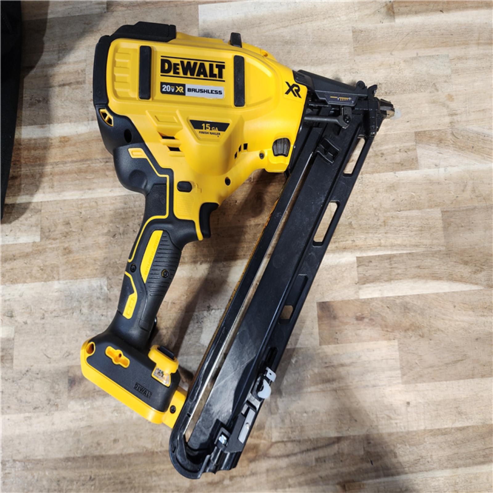 HOUSTON LOCATION - AS-IS DEWALT 20V MAX XR Lithium-Ion Cordless 2-1/2 in. 15-Gauge Finish Nailer Kit