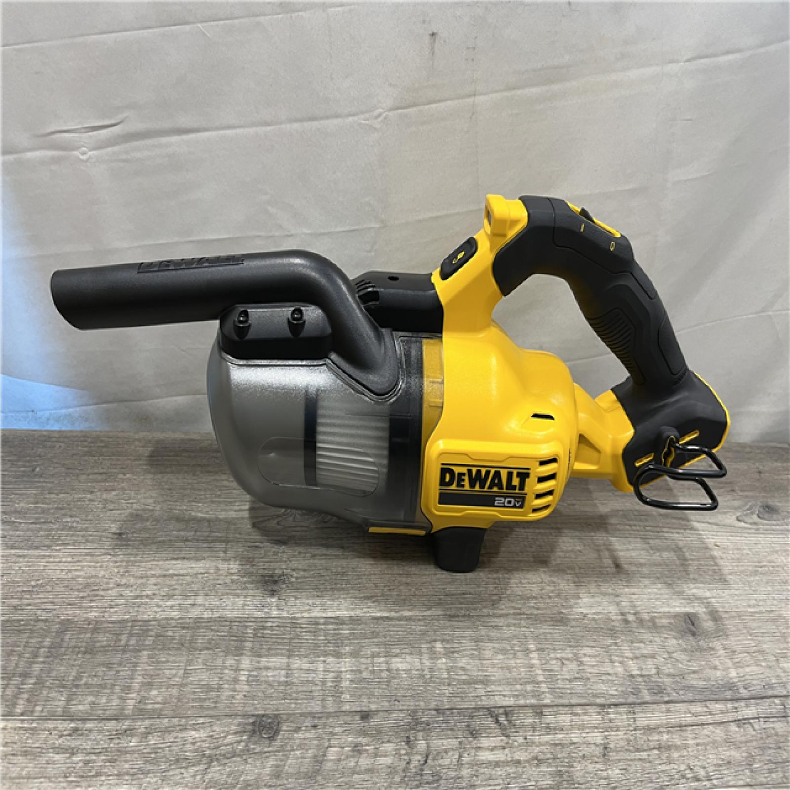 LIKE NEW - DEWALT Bagless 20V MAX Stick Cordless General Dirt Filter Handheld Vacuum (Tool Only)