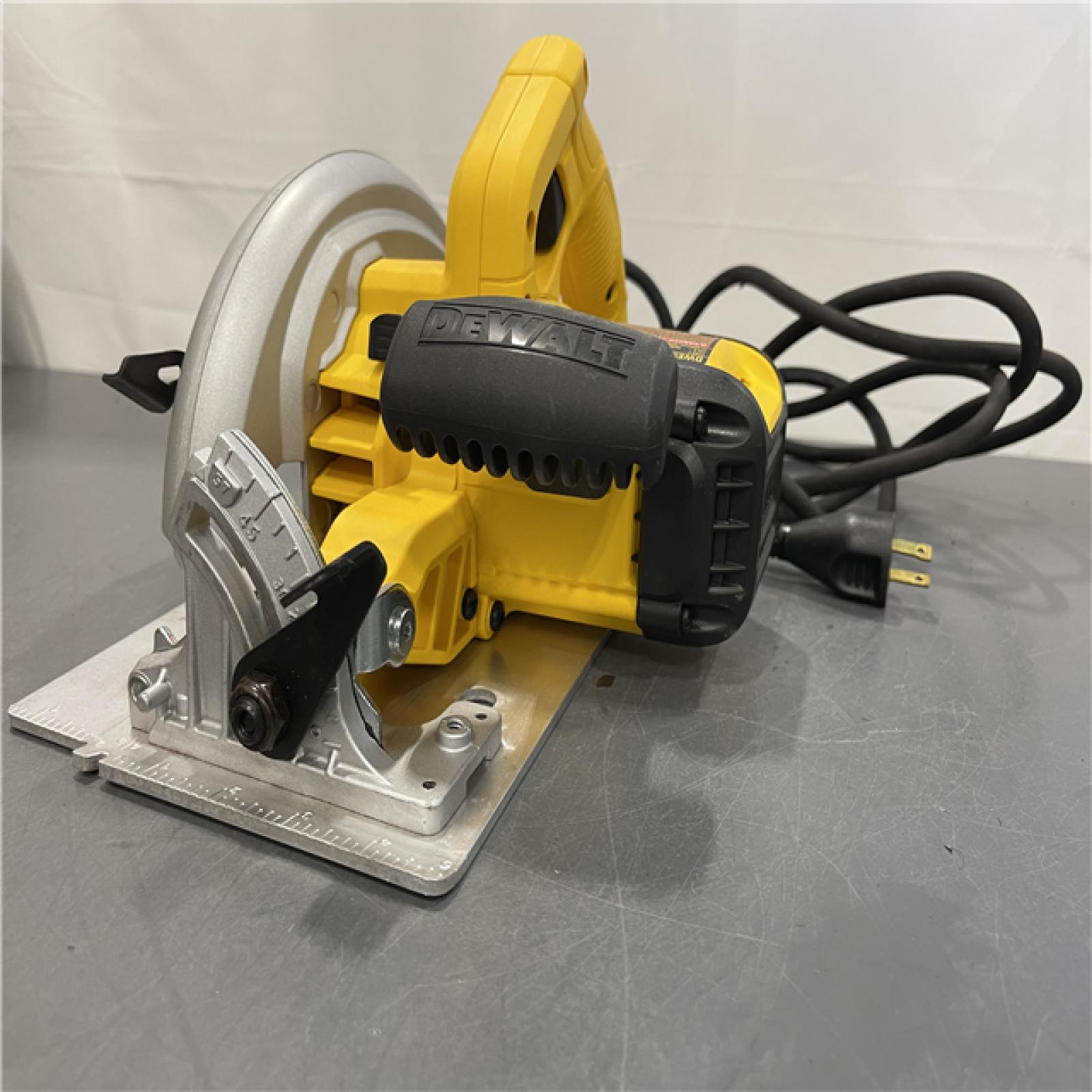 AS-IS - DeWalt 15 Amp Corded 7-1/4 in. Lightweight Circular Saw