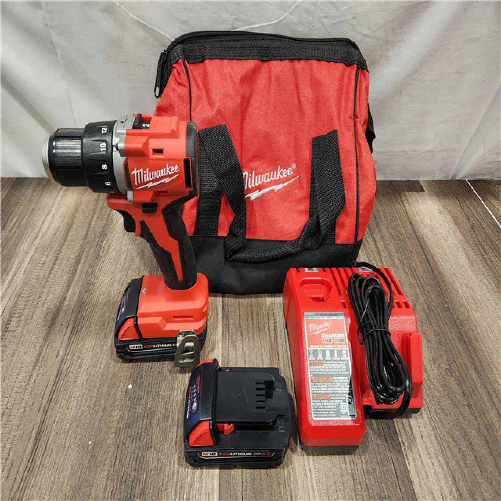 AS-IS- Milwaukee M18 18V Drill/Driver Kit