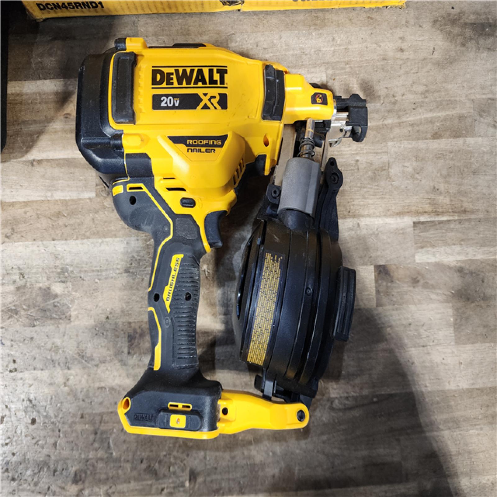 HOUSTON LOCATION - AS-IS DEWALT 20V MAX Lithium-Ion 15-Degree Electric Cordless Roofing Nailer Kit