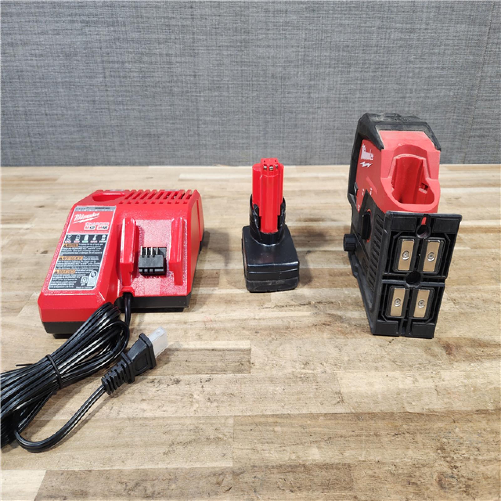 HOUSTON LOCATION - AS - IS Milwaukee Green 125 Ft. Cross Line and Plumb Points Laser Level Kit