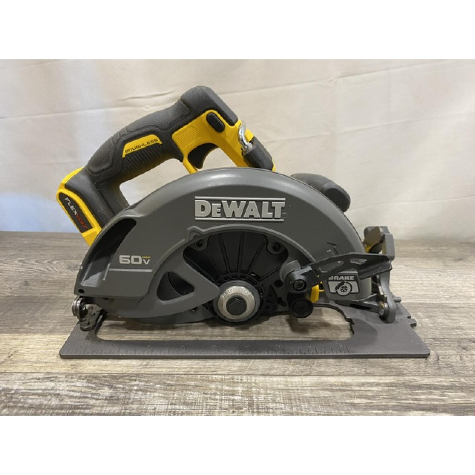 AS-IS DEWALT FLEXVOLT 60V MAX Cordless Brushless 7-1/4 in. Sidewinder Style Circular Saw Kit