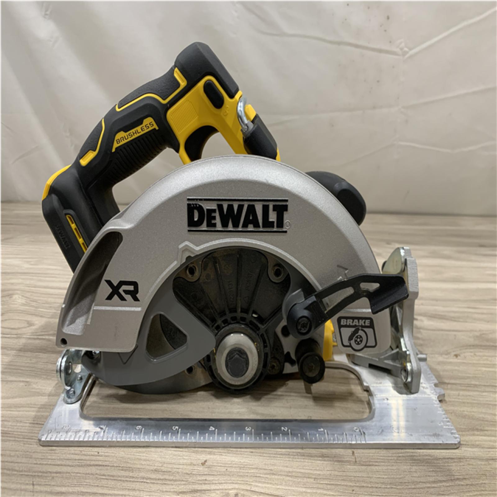 AS-IS DEWALT 20-Volt MAX 7-1/4 in. Cordless Circular Saw (Tool Only)