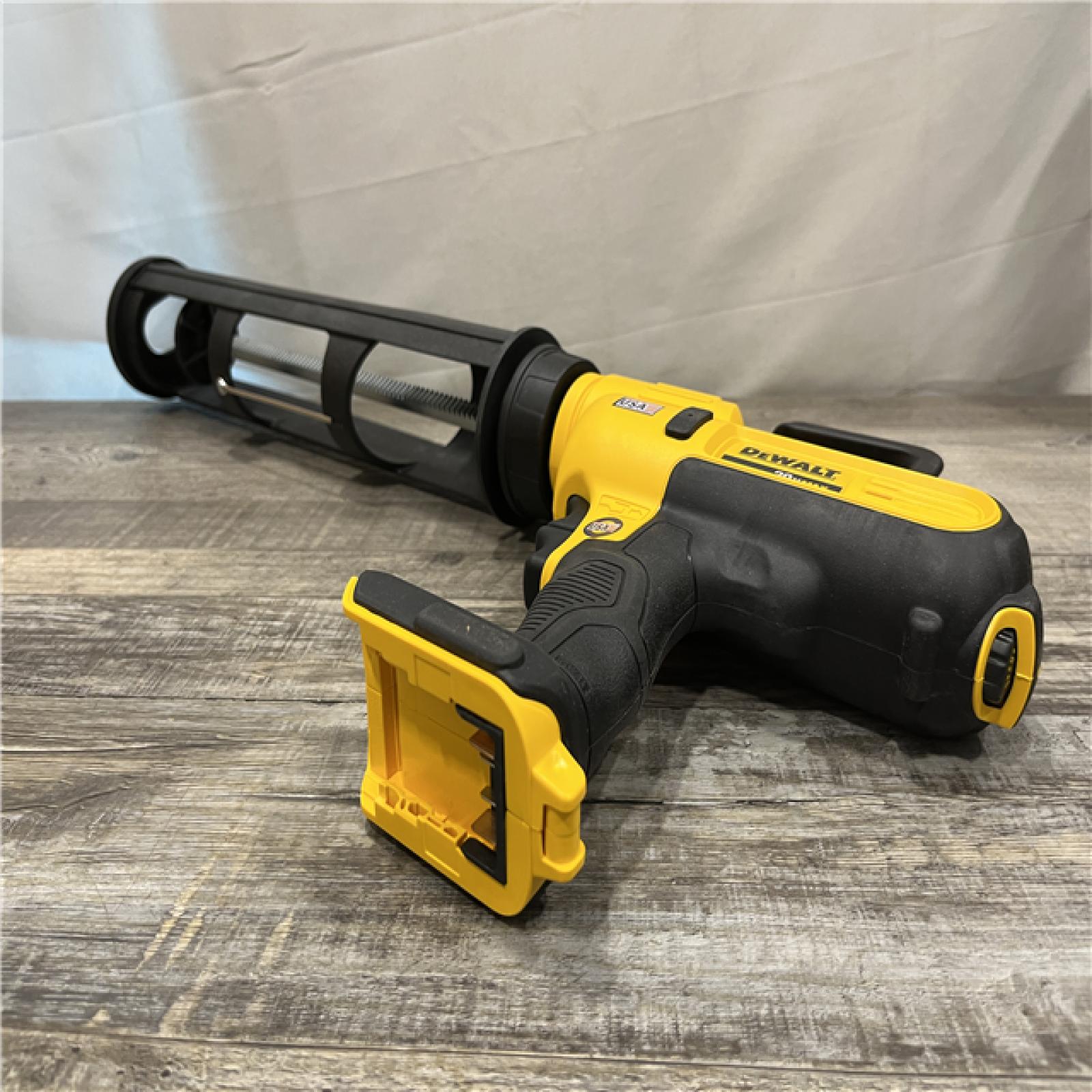AS-IS DEWALT 20V MAX Cordless 29 oz / 600 ml Adhesive Gun Kit