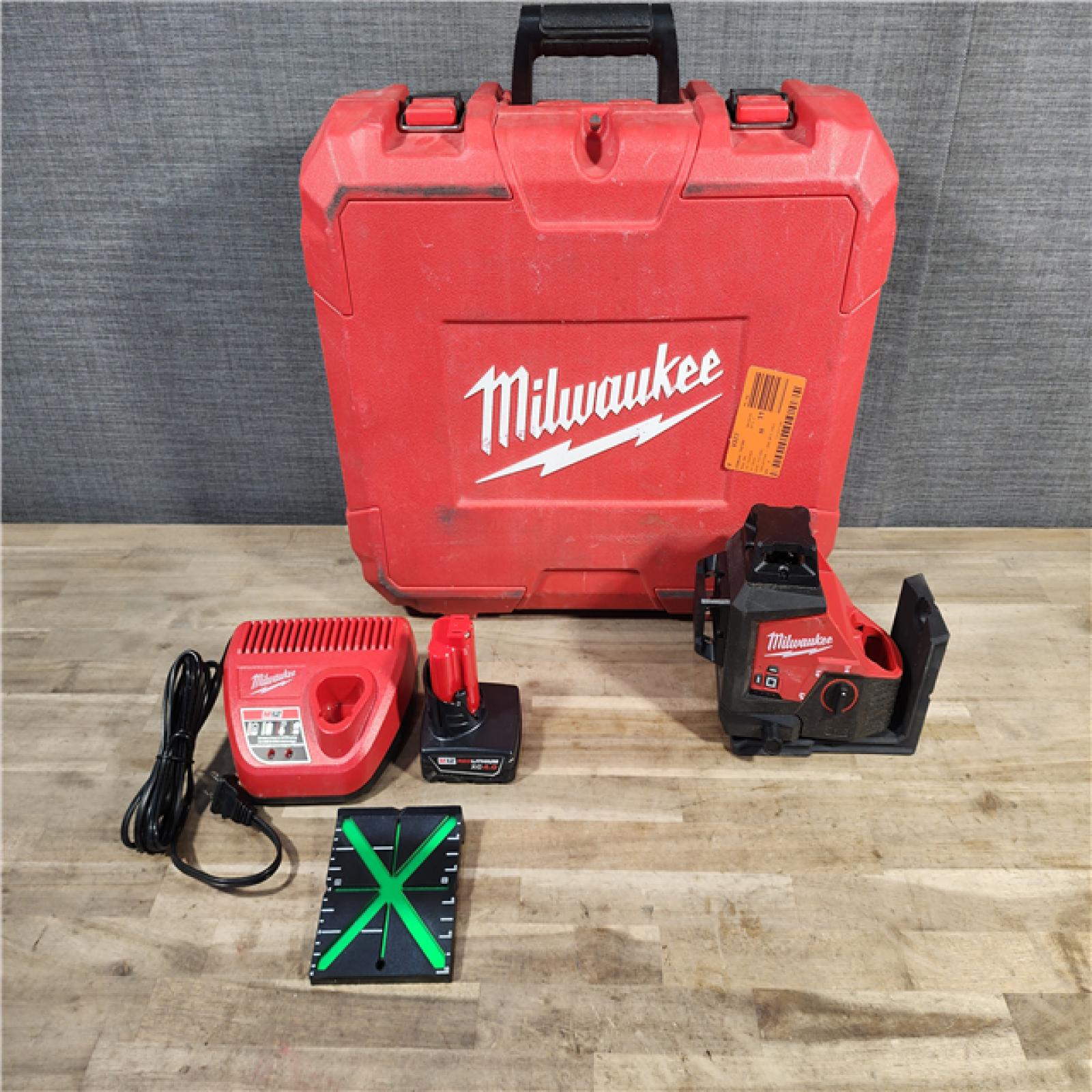 HOUSTON LOCATION - AS-IS Milwaukee-3632-21 M12 Green Beam Laser 360° 3-Plane Kit