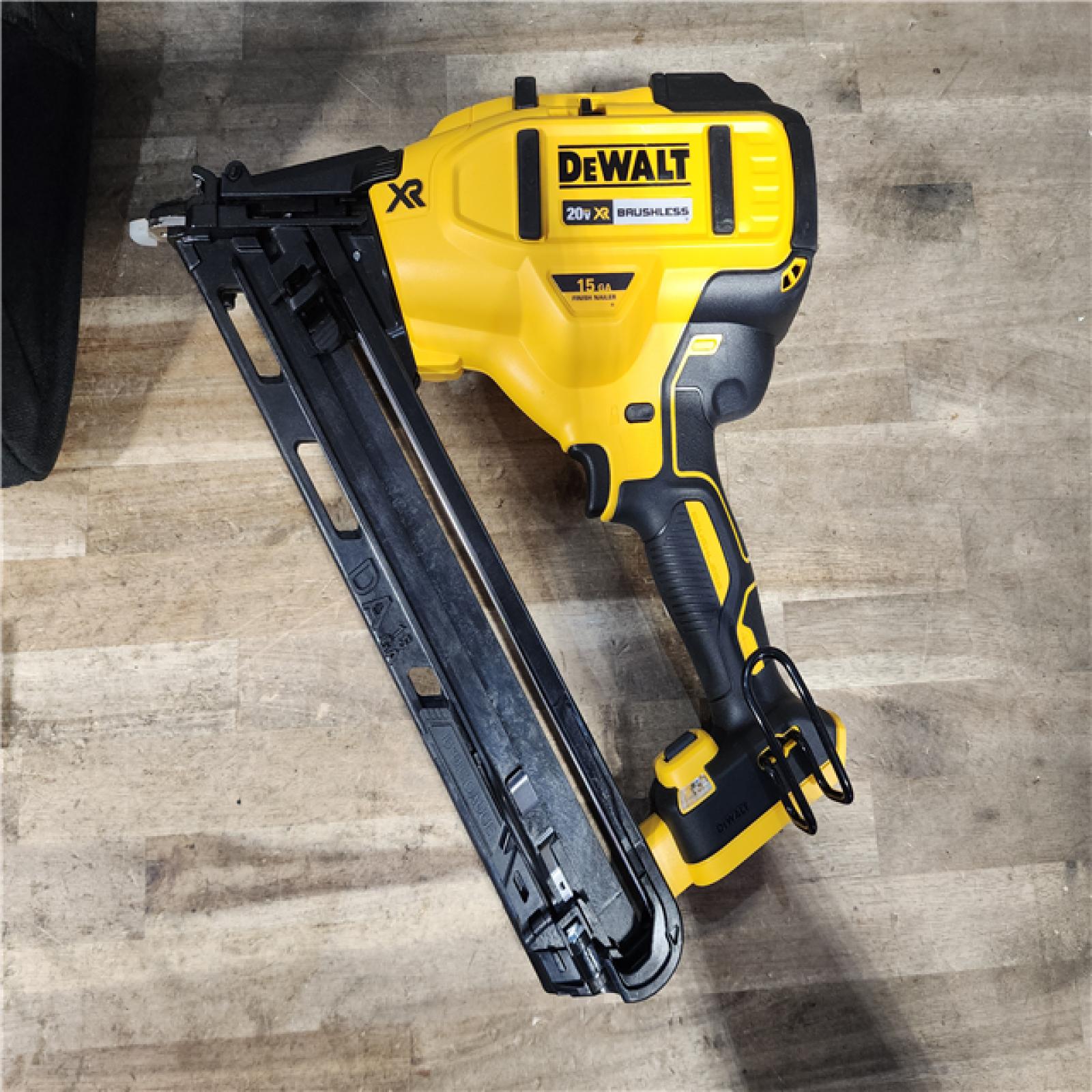 HOUSTON LOCATION - AS-IS DeWalt 15 GA ANGLED FINISH NAILER KIT W/ BATTERY & CHARGER