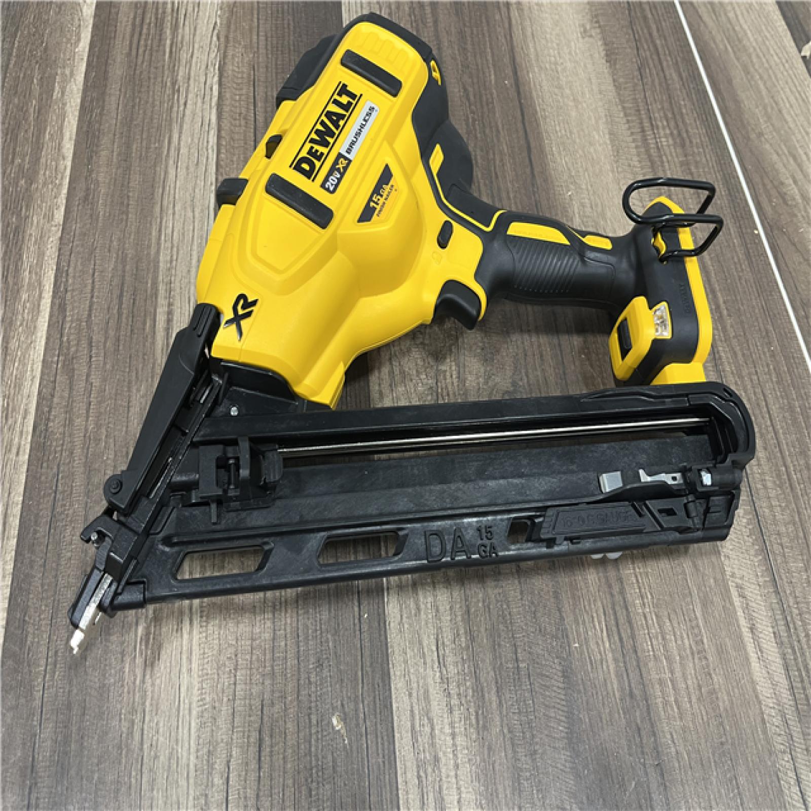 GOOD DeWalt 20V MAX XR 15 Ga. Cordless 34 Deg Nailer Kit (Battery & Charger) 20 V