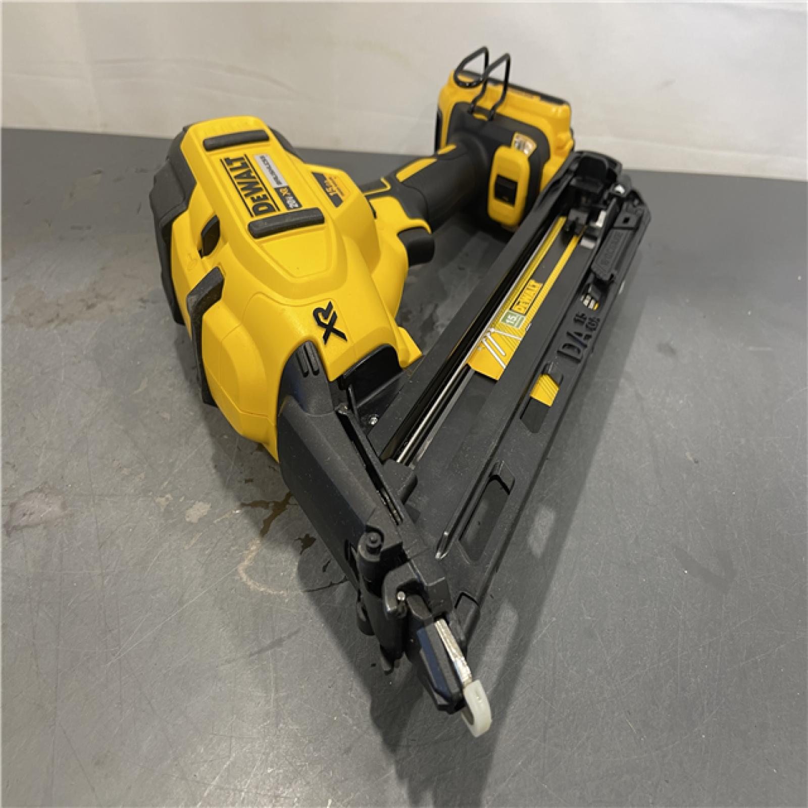AS-IS - DeWalt 20V MAX XR Lithium-Ion Cordless 2-1/2 in. 15-Gauge Finish Nailer Kit