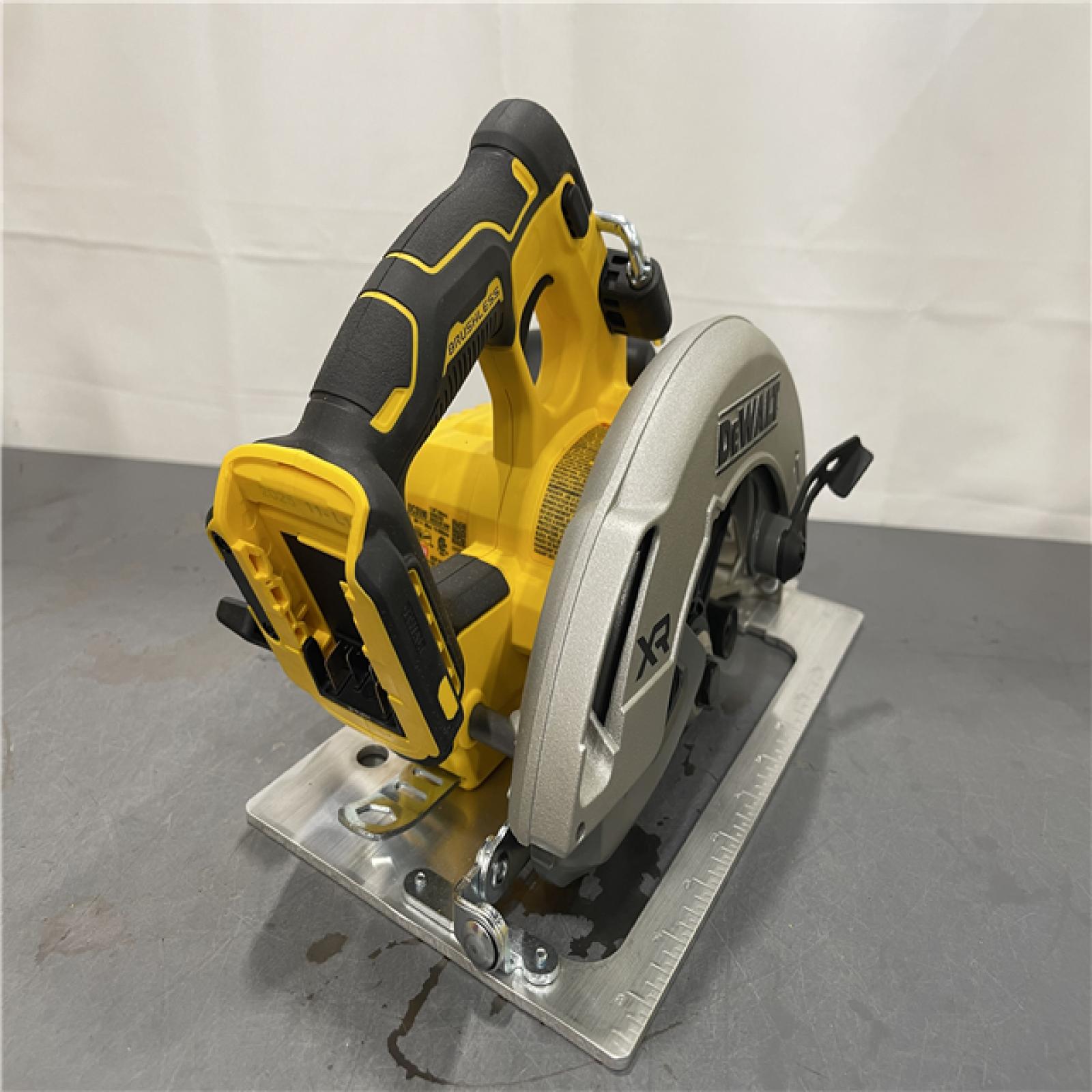 AS-IS - DEWALT 20-Volt MAX 7-1/4 in. Cordless Circular Saw