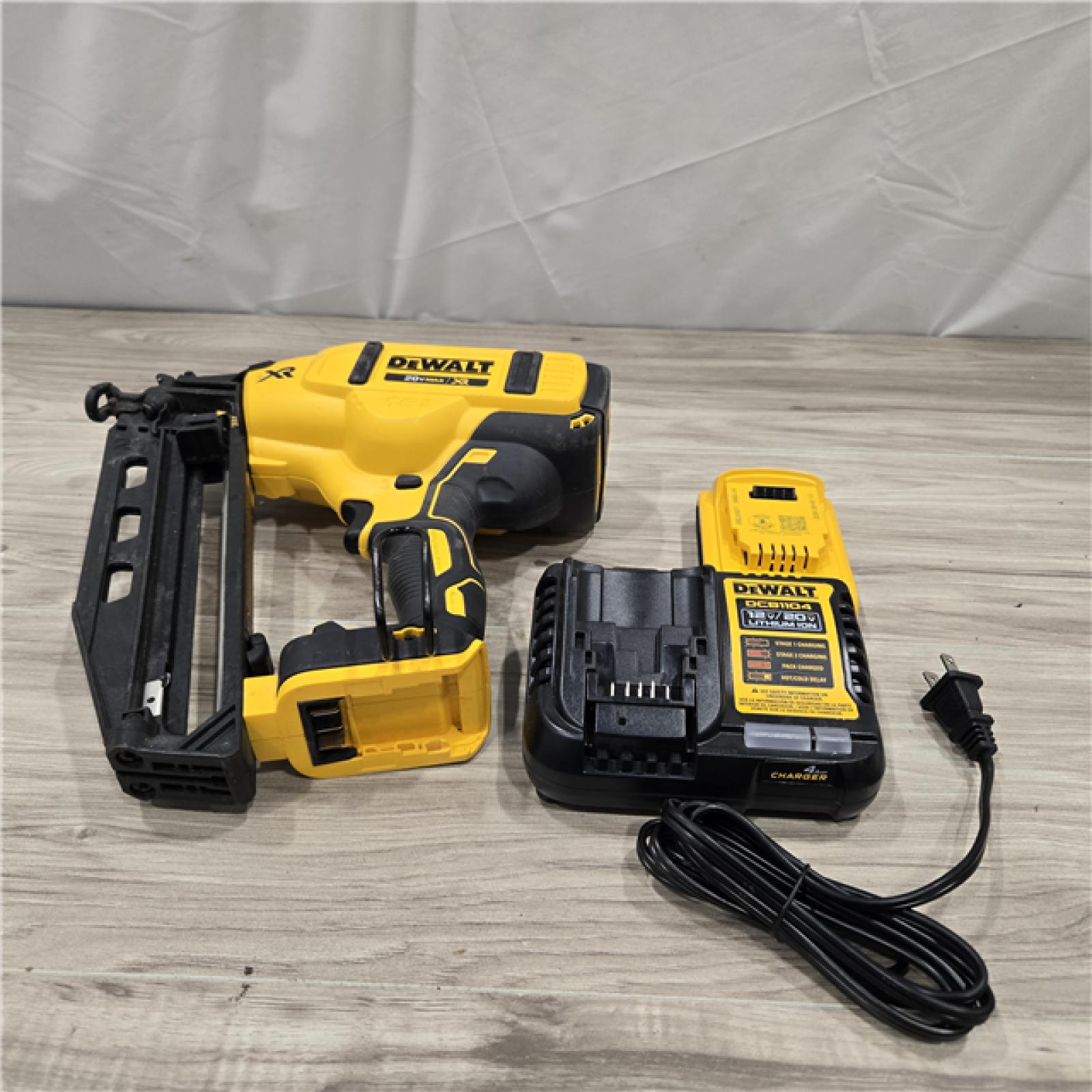 AS-IS DeWalt 20V 16 Gauge Cordless Angled Finish Nailer Kit