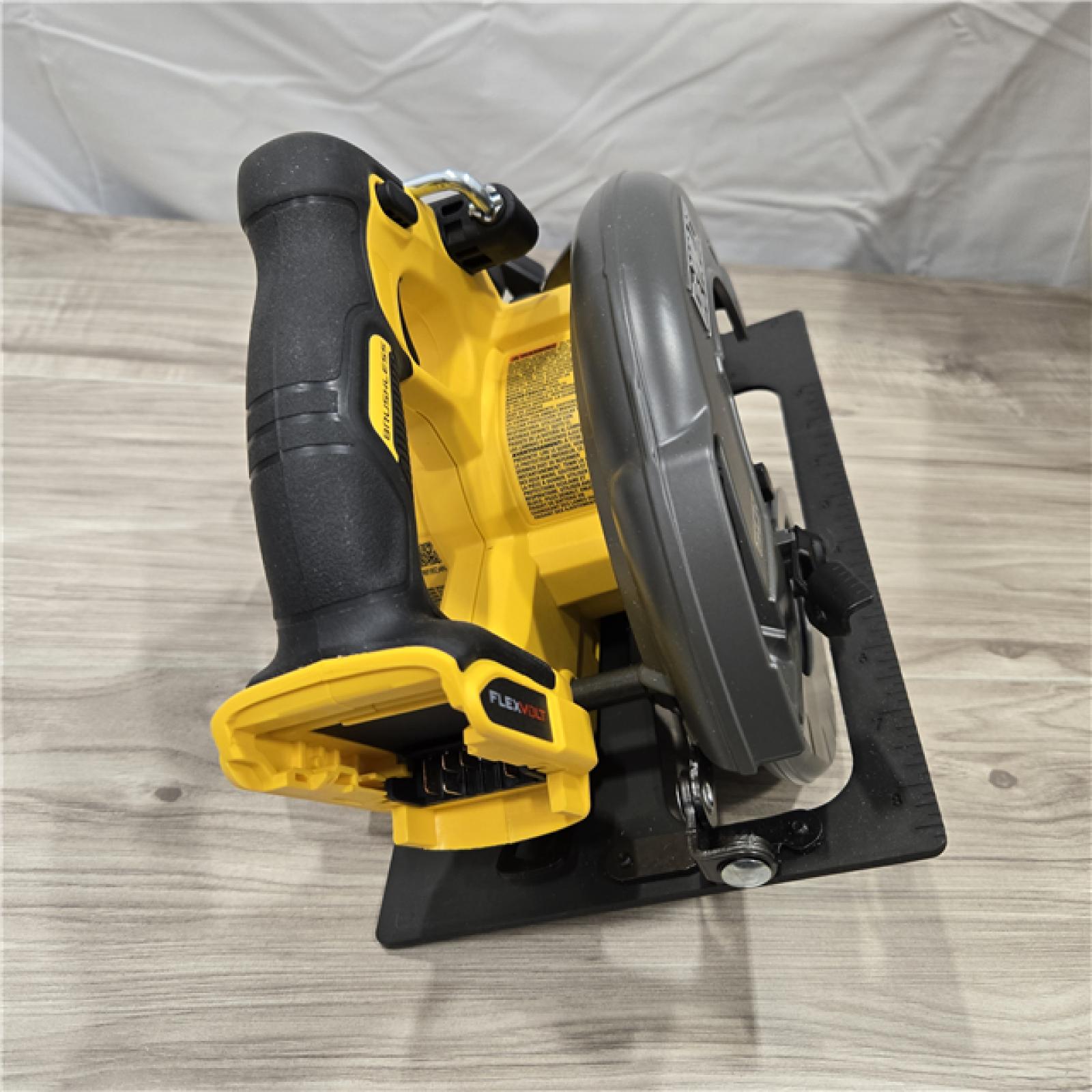 LIKE NEW! - DeWALT Flexvolt Max 7-1/4  60V Brushless Circular Saw DCS578B