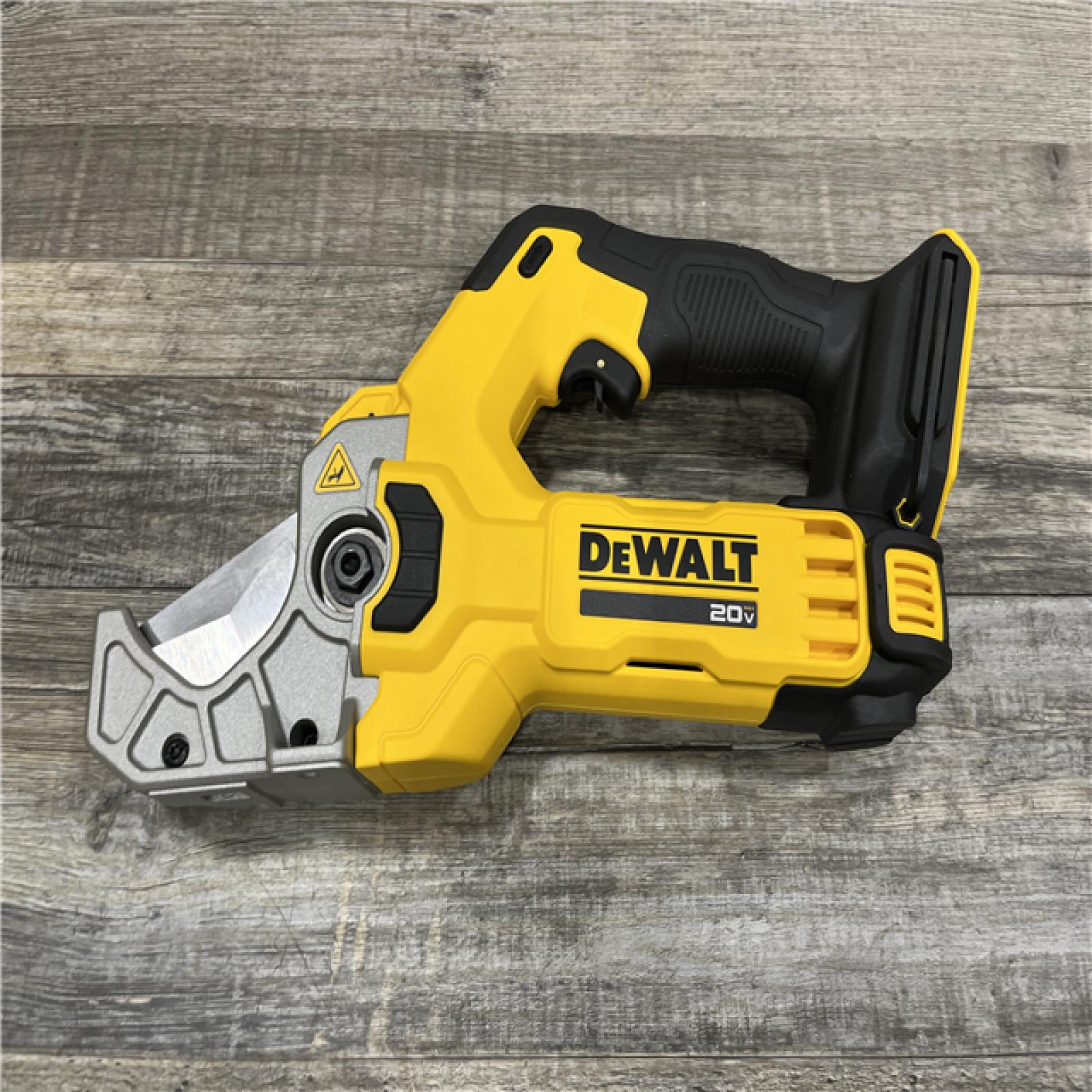 LIKE NEW - DEWALT 20V MAX Cordless Plastic Tubing Cutter (Tool Only)