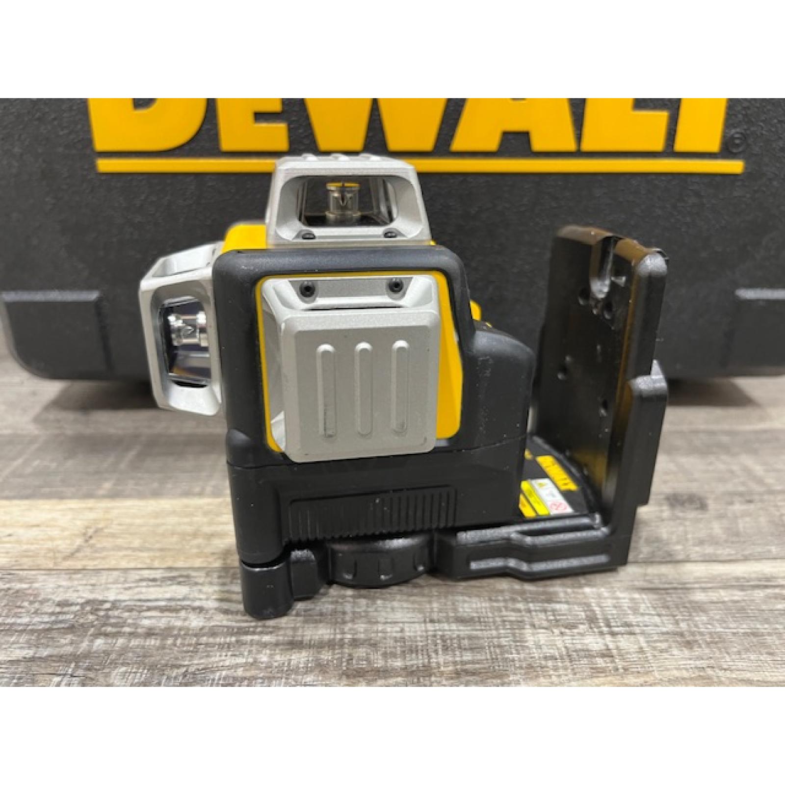 AS-IS DEWALT 12V MAX Lithium-Ion 100 ft. Green Self-Leveling 3-Beam 360 Degree Laser Level Kit