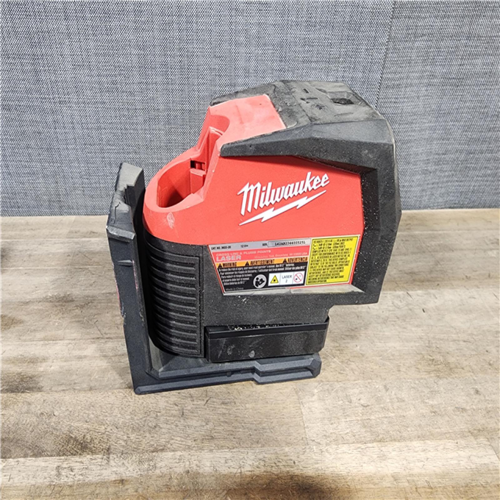 HOUSTON LOCATION - AS-IS Milwaukee Green 125 Ft. Cross Line and Plumb Points Laser Level Kit