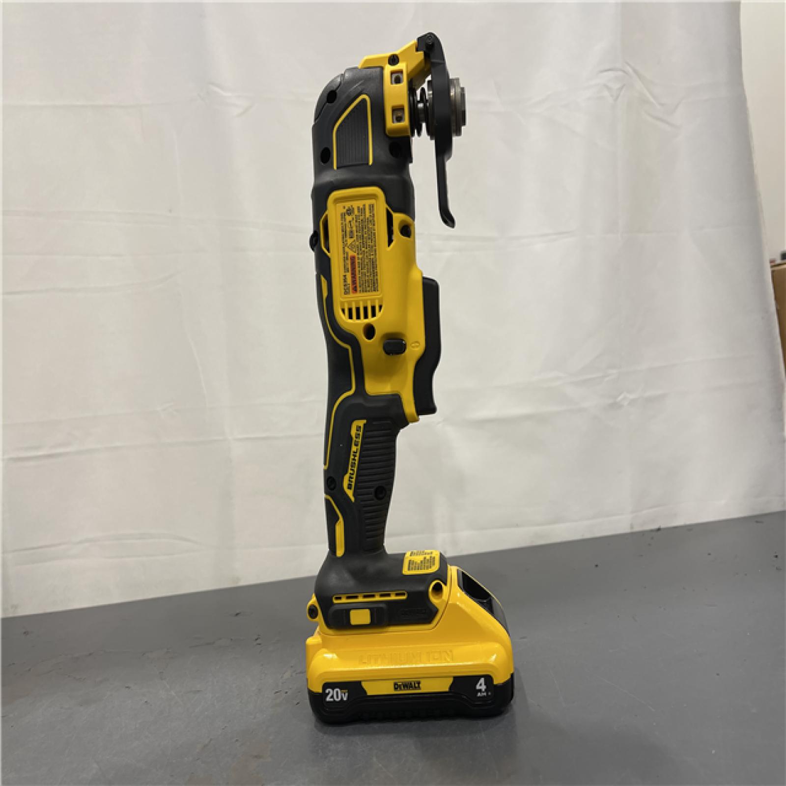 AS-IS - DEWALT ATOMIC 20V MAX Lithium-Ion Cordless Oscillating Tool Kit