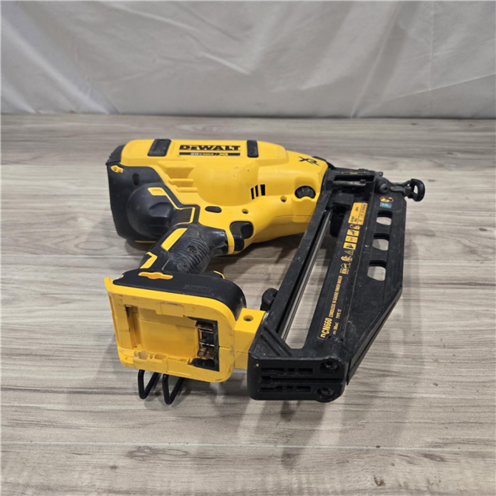AS-IS DeWalt 20V 16 Gauge Cordless Angled Finish Nailer Kit