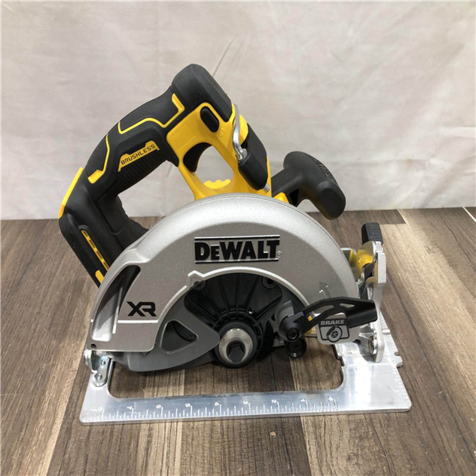 AS-IS DEWALT 20-Volt MAX 7-1/4 in. Cordless Circular Saw (Tool Only)