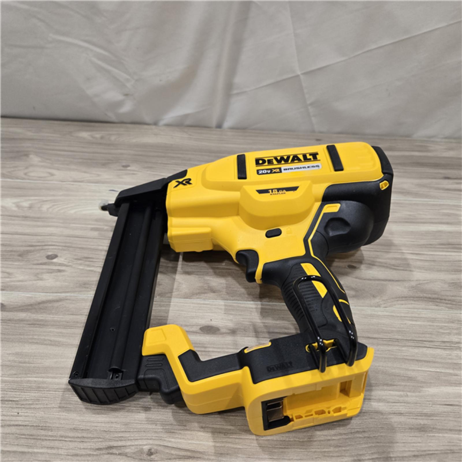 AS-IS DeWALT DCN681D1 20V MAX 18ga Cordless Narrow Crown Stapler Kit