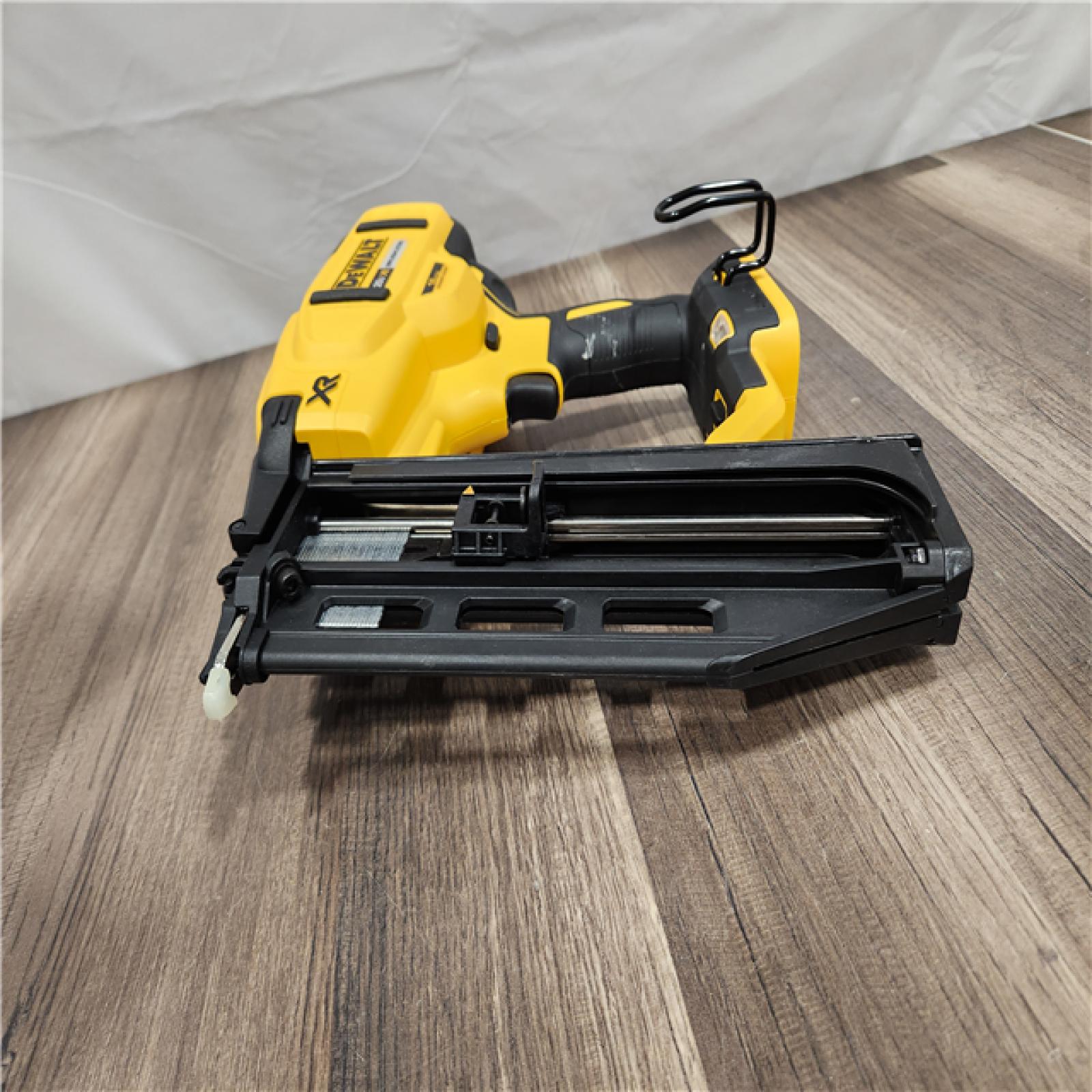 LIKE NEW! - DEWALT 20V MAX XR 16-Gauge Lithium-Ion Cordless Finish Nailer (Tool Only)