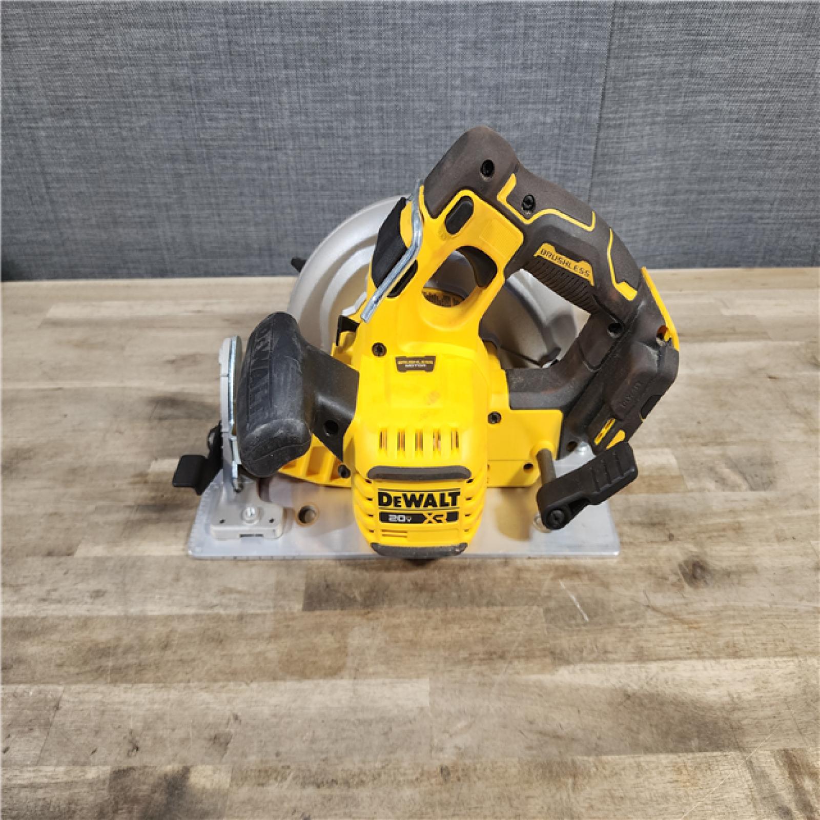 HOUSTON LOCATION - AS-IS DEWALT 20-Volt MAX 7-1/4 in. Cordless Circular Saw (Tool Only)