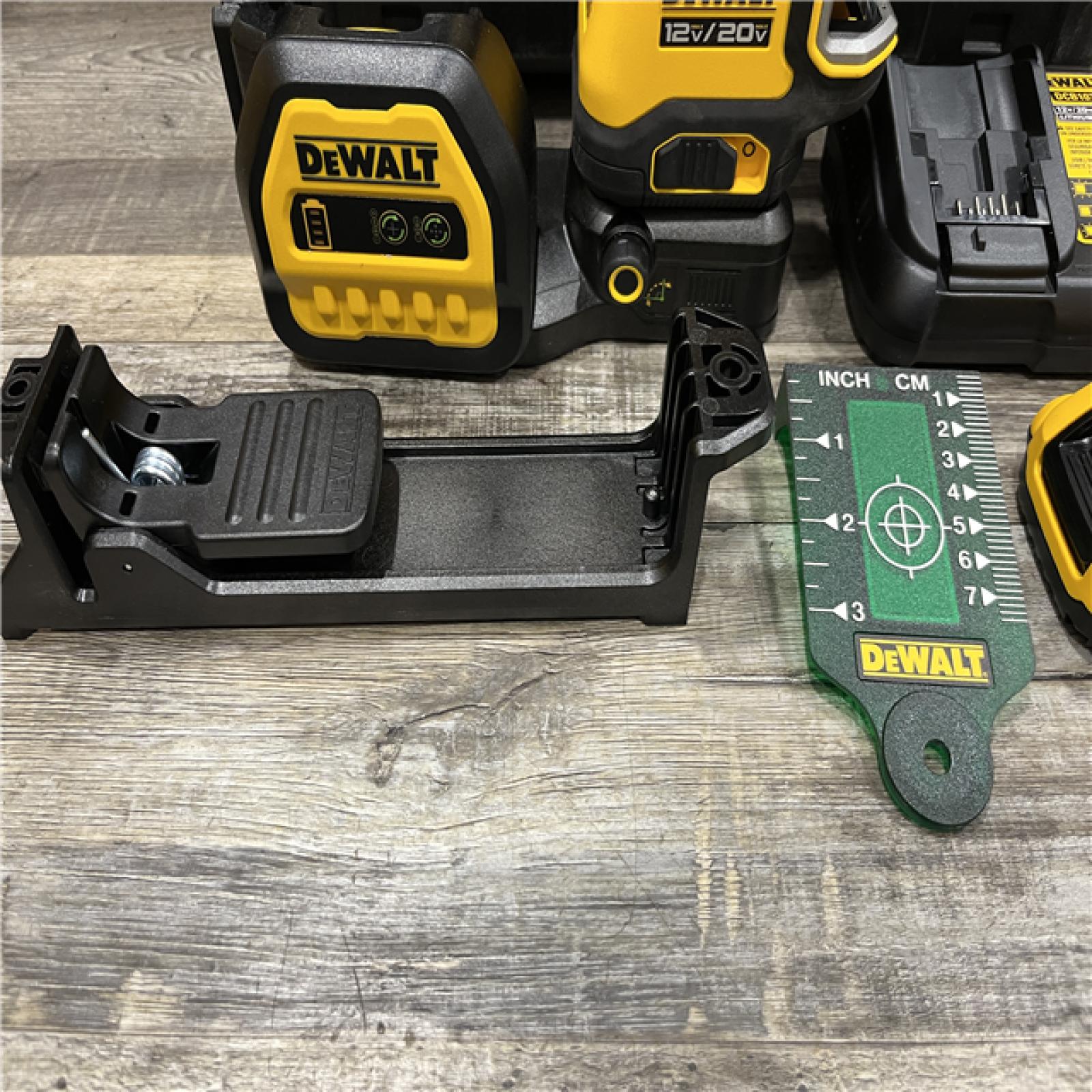 AS-IS DEWALT 20V Max Cordless Lithium-Ion Green Cross-Line Laser Level Kit