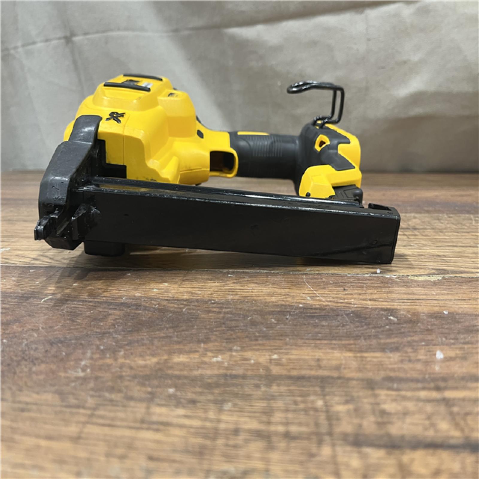 AS-IS DEWALT DCN681D1 20V 18Ga Stapler Kit