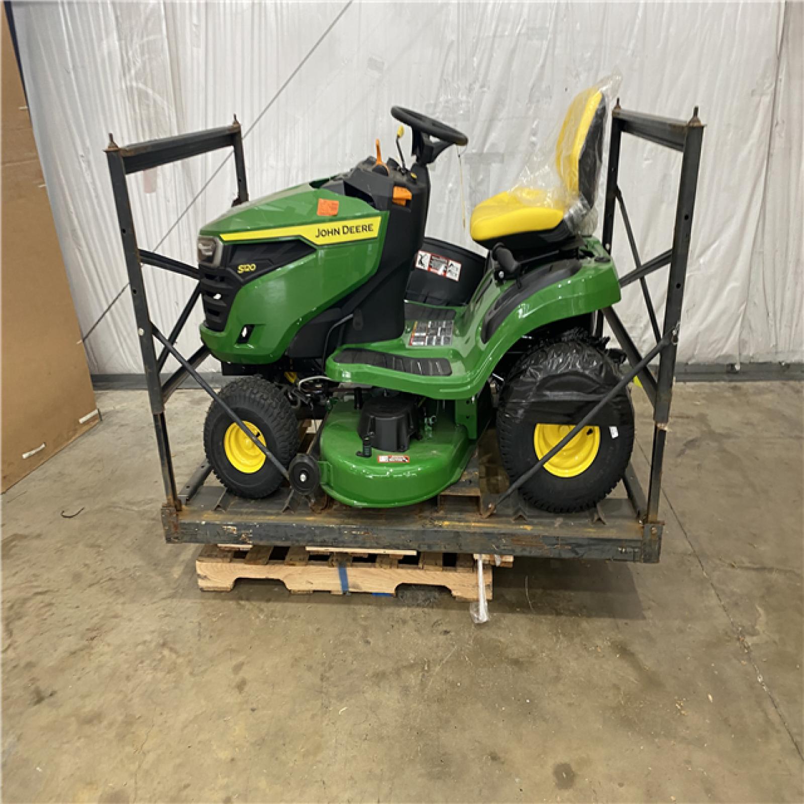 Houston JOHN DEERE S120 SIT DOWN LAWN MOWER